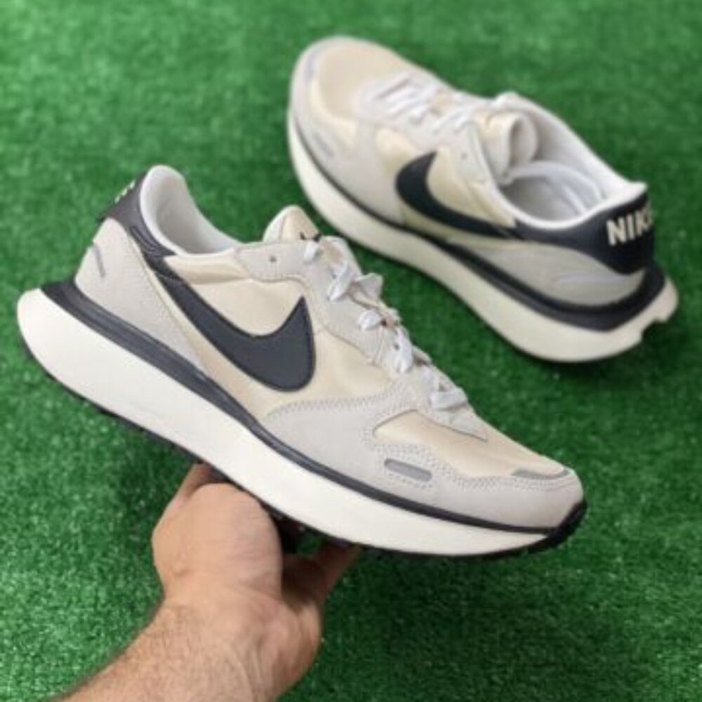 Nike Women's Cream and Black Running Sneakers
